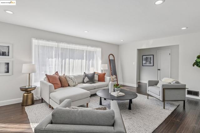 5646 Thornhill Dr, Oakland CA: https://media.crmls.org/mediaz/d5de552b-6ca7-42d9-84b9-82932cac8415.jpg