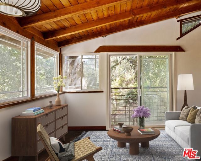 10012 Charter Oak Lane, Beverly Hills CA: https://media.crmls.org/mediaz/d5df5e09-507c-4aed-b47e-30c34a032326.jpg
