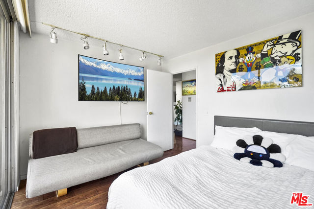 100 S Doheny Drive, Los Angeles CA: https://media.crmls.org/mediaz/d5df9ea4-a8cc-41dc-82b6-395d4b96a8ee.jpg