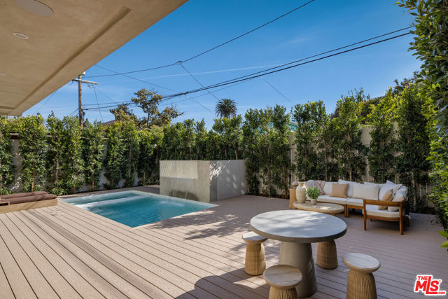 2457 Glyndon Avenue, Venice CA: https://media.crmls.org/mediaz/d5e10350-0bac-471b-a356-443374887150.jpg