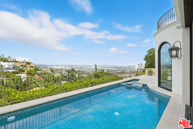 1675 Woods Drive, Los Angeles CA: https://media.crmls.org/mediaz/d5e17450-3825-48a4-89cc-5e5c1530d2a8.jpg