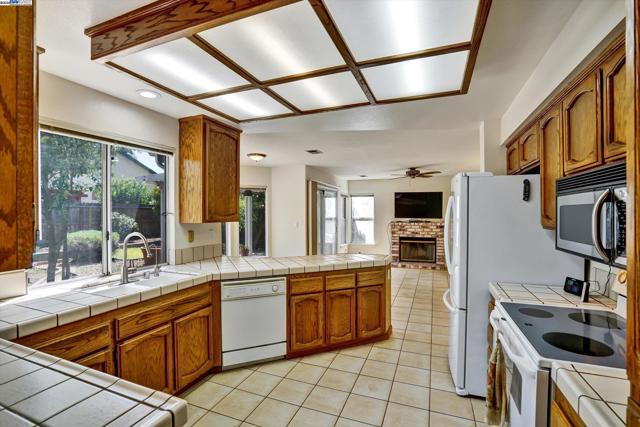 1400 Tennis Ln, Tracy CA: https://media.crmls.org/mediaz/d5e1d193-20b8-4b71-9b66-2e05840f8d9c.jpg