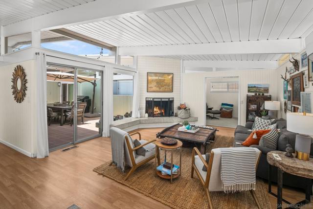 435 Country Club Ln, Coronado CA: https://media.crmls.org/mediaz/d5e22567-6199-4d31-8832-bf2cc8c596a1.jpg