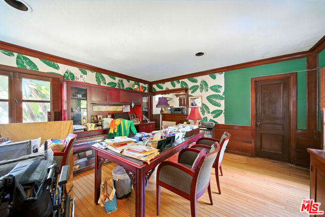 602 N Crescent Drive, Beverly Hills CA: https://media.crmls.org/mediaz/d5e32a64-bf4a-4726-a5c7-dac9df916890.jpg