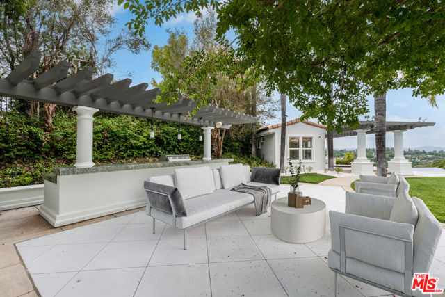 3791 WINFORD Drive, Tarzana CA: https://media.crmls.org/mediaz/d5e3401b-5a43-46cc-a4ec-89e9c6b2bd82.jpg
