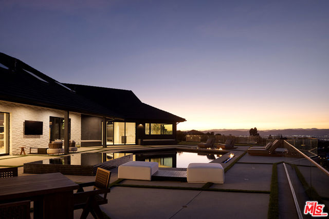 16401 Mulholland Drive, Los Angeles CA: https://media.crmls.org/mediaz/d5e46051-7f61-4934-980e-58be12ecce05.jpg