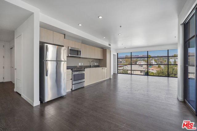 5800 Harold Way, Los Angeles CA: https://media.crmls.org/mediaz/d5e469d6-3da9-46a7-946d-a740f89bbf25.jpg