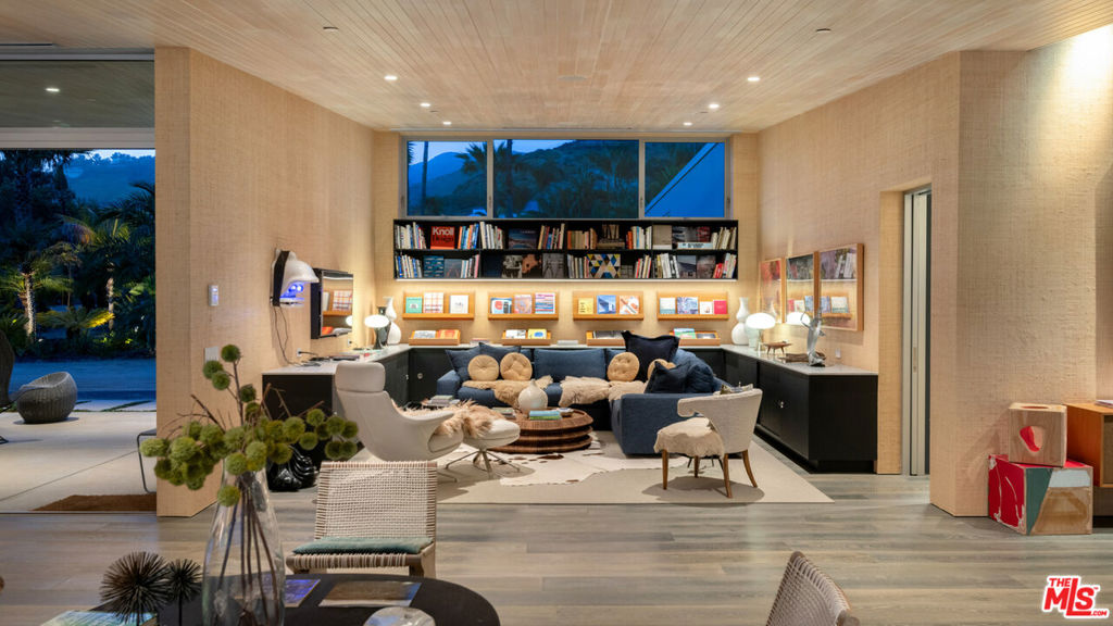 https://media.crmls.org/mediaz/d5e47566-2375-4737-ab7c-1d1b96f06be0.jpg?preset=X-Large