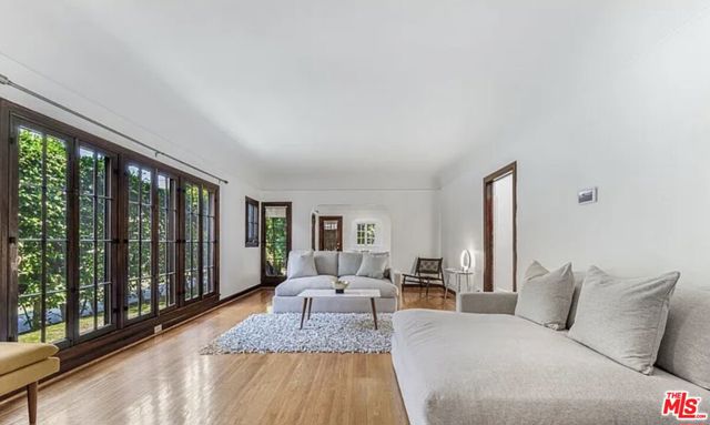 5112 Edgewood Place, Los Angeles CA: https://media.crmls.org/mediaz/d5e47686-a7ae-452e-b2ca-04dee4ea920e.jpg