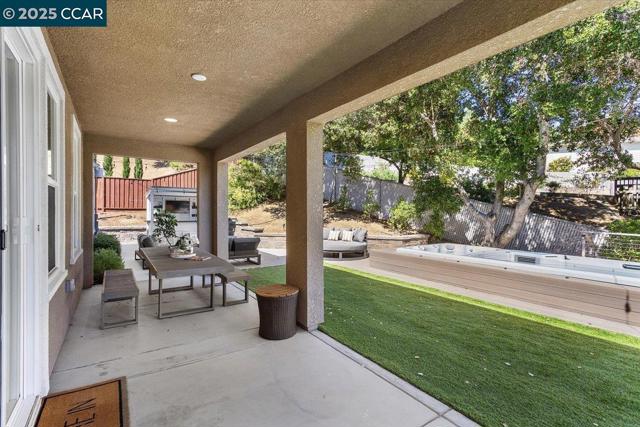 17691 Whisper Ln, Castro Valley CA: https://media.crmls.org/mediaz/d5e4a904-9e67-4bf7-9198-7a46dd437995.jpg