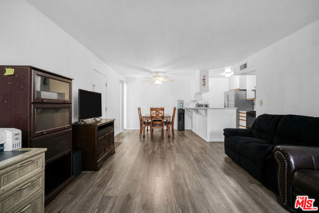 20134 Leadwell Street, Winnetka CA: https://media.crmls.org/mediaz/d5e55c6a-73b7-456c-9456-18d7c52cd4d2.jpg