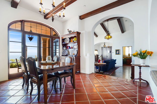 22800 Beckledge Terrace, Malibu CA: https://media.crmls.org/mediaz/d5e6be22-bda8-4609-bc66-7fe5d9db2ebf.jpg