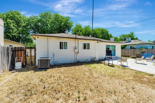 2105 Geneva Drive, Modesto CA: https://media.crmls.org/mediaz/d5e761f3-1170-4ab1-9bee-6748fed39df1.jpg