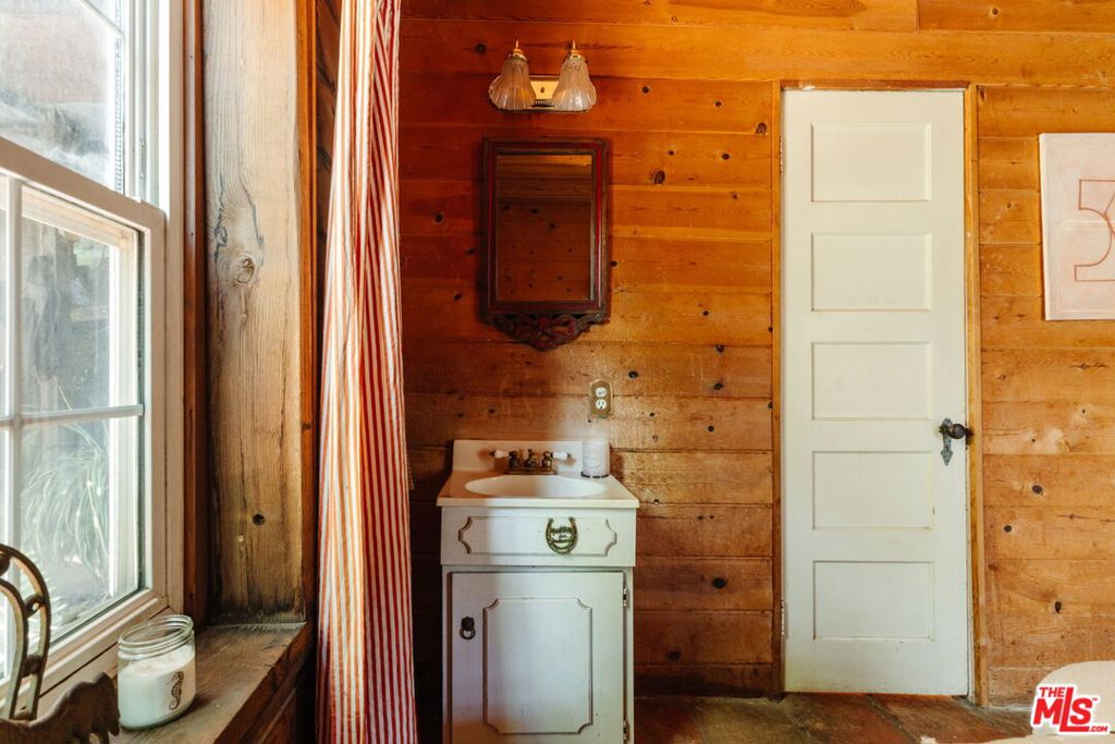 https://media.crmls.org/mediaz/d5e76e0a-98ce-4422-977d-aa1814372c70.jpg?preset=X-Large