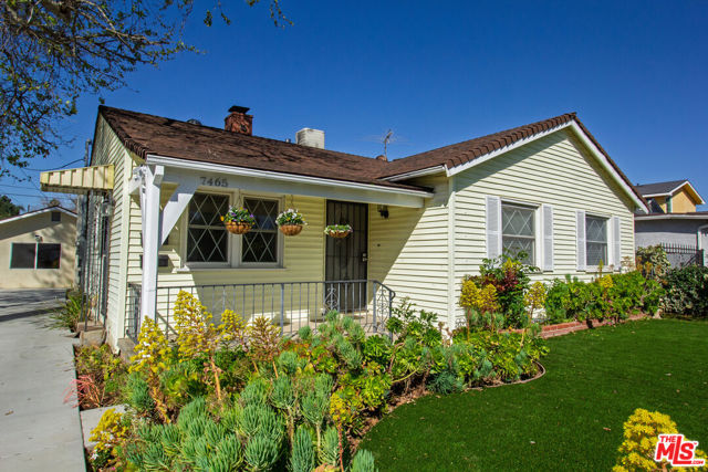 7465 N Forbes Avenue, Lake Balboa CA: https://media.crmls.org/mediaz/d5e77266-0923-4b33-942f-6d0b11d6636a.jpg