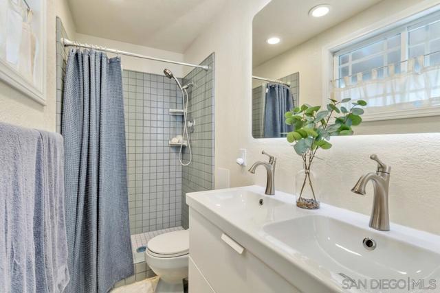 3031 Larkin Pl, San Diego CA: https://media.crmls.org/mediaz/d5e7ea77-b18e-46b8-bfe1-af99d967a78a.jpg