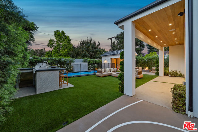 11317 Valley Spring Lane, Studio City CA: https://media.crmls.org/mediaz/d5e85b2f-143f-4b90-9321-671323624eb2.jpg