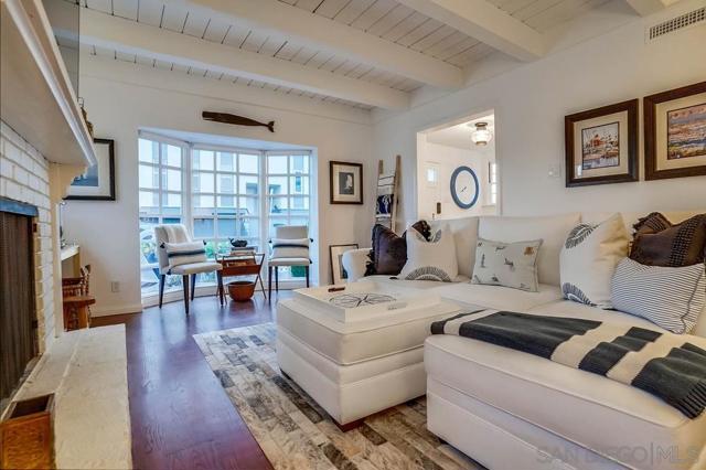 75 Corinthian Walk, Long Beach CA: https://media.crmls.org/mediaz/d5e94e3c-1752-465e-b6a1-e4723da4ceae.jpg