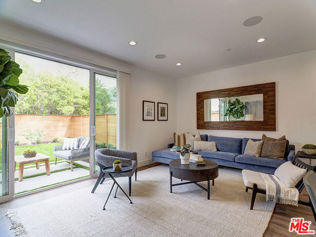 1278 Meadowbrook Avenue, Los Angeles CA: https://media.crmls.org/mediaz/d5e96321-e60a-463b-83b5-5257cf75b20c.jpg