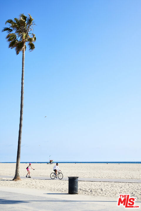 https://media.crmls.org/mediaz/d5e98851-c92e-427b-af62-c7ed4773680c.jpg?preset=X-Large
