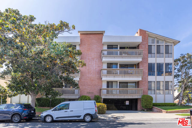11805 Mayfield Avenue, Los Angeles CA: https://media.crmls.org/mediaz/d5e9aab3-e69d-4d97-8a1f-dfe052e3c6ef.jpg