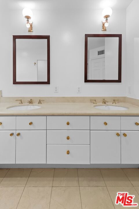 121 N Almont Drive, Beverly Hills CA: https://media.crmls.org/mediaz/d5ea2da8-c85c-4e7a-914b-5e6994233b82.jpg