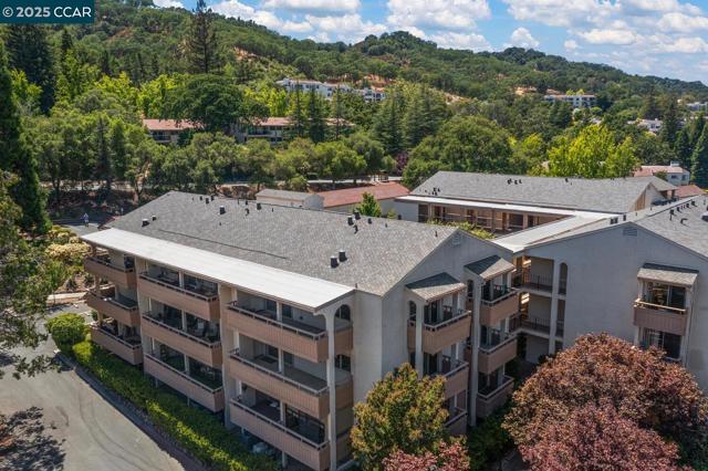 4033 Terra Granada Dr, Walnut Creek CA: https://media.crmls.org/mediaz/d5eaece5-abcf-4db3-a46b-7bc43b9fe399.jpg