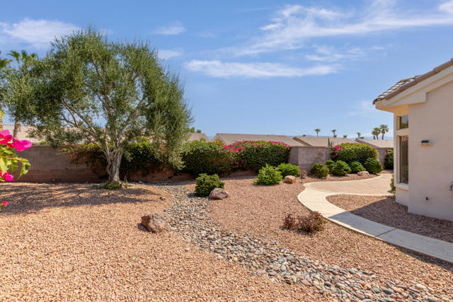 78626 Blooming Court, Palm Desert CA: https://media.crmls.org/mediaz/d5ec4370-4d2e-4cc0-b14a-61f48e2a606c.jpg