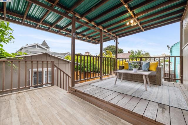 545 Central Ave, Alameda CA: https://media.crmls.org/mediaz/d5edd5c2-e0fd-4732-bd9c-6796be34ce8f.jpg