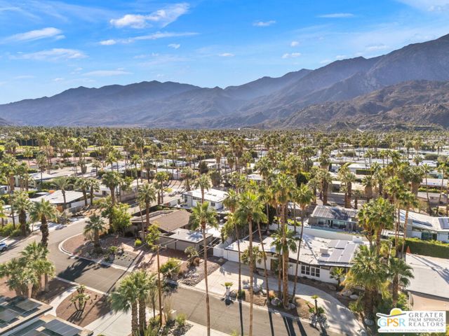 1983 S Yucca Place, Palm Springs CA: https://media.crmls.org/mediaz/d5edf0e8-4916-4c7c-94e0-2d4a668a6d1a.jpg