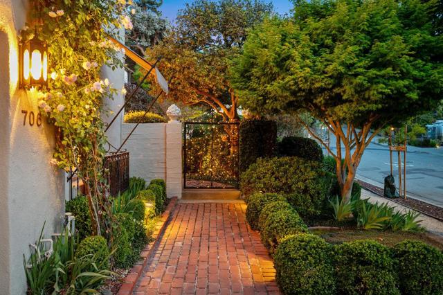 706 Edgewood Road, San Mateo CA: https://media.crmls.org/mediaz/d5ef2b68-b1c6-49c5-8f85-eb76638bdd6b.jpg