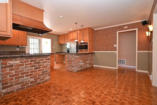 44 Oak Hill Cir, Oakland CA: https://media.crmls.org/mediaz/d5efac44-5ead-4821-883b-efe510a5a2da.jpg