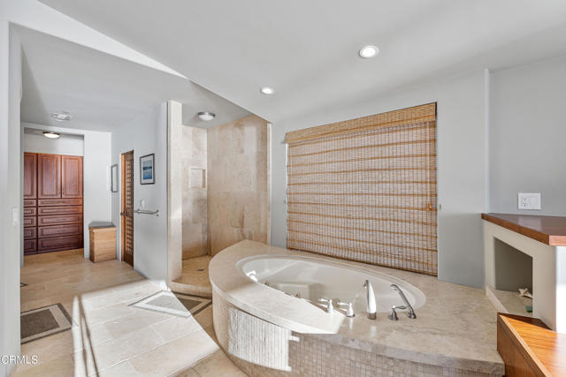 2956 Solimar Beach Drive Drive, Ventura CA: https://media.crmls.org/mediaz/d5effed2-6589-49d6-9afc-c6a323fcbaca.jpg