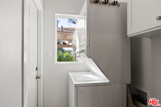1301 S Hudson Avenue, Los Angeles CA: https://media.crmls.org/mediaz/d5f07643-df58-462c-97bf-43c04fbb4a3f.jpg