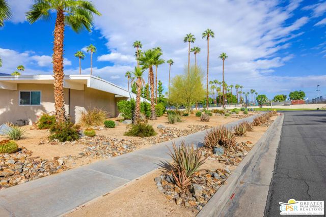 2033 E Ramon Road, Palm Springs CA: https://media.crmls.org/mediaz/d5f1b4c4-35f7-4e0e-9d69-f36868fd1678.jpg