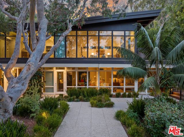 2179 Mandeville Canyon Road, Los Angeles CA: https://media.crmls.org/mediaz/d5f23ddf-f776-4dd6-b124-bfd558eaa506.jpg