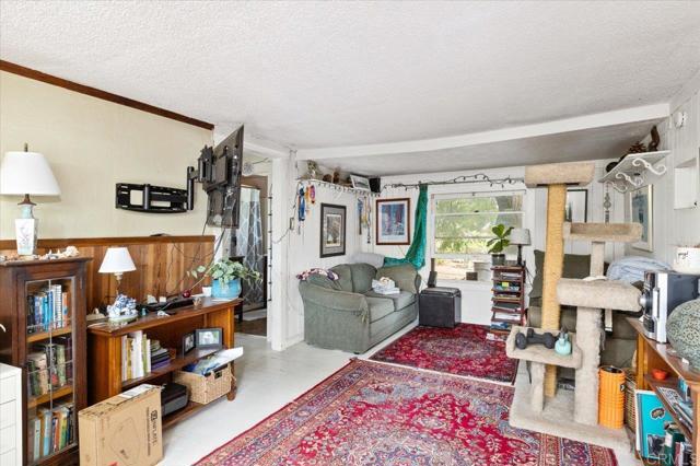334 Date Avenue, Carlsbad CA: https://media.crmls.org/mediaz/d5f283d3-4b38-424f-9459-87dc4310eb6d.jpg