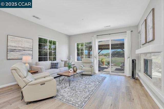 2560 Risebridge Ct, Brentwood CA: https://media.crmls.org/mediaz/d5f31386-d44f-4c6b-9101-5a734609a0ab.jpg