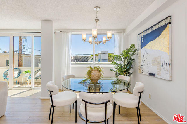 930 3rd Street, Santa Monica CA: https://media.crmls.org/mediaz/d5f3e9e8-e538-4104-9740-cbcb25fe353e.jpg