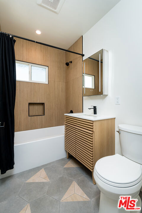 3149 N Naomi Street, Burbank CA: https://media.crmls.org/mediaz/d5f43cc6-56e7-40d3-a9cd-19ea9bf113c9.jpg