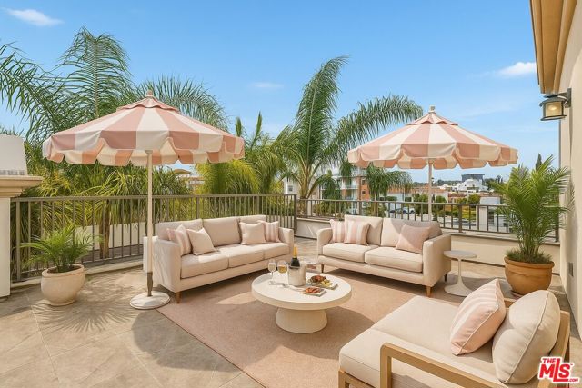 11974 Mayfield Avenue, Los Angeles CA: https://media.crmls.org/mediaz/d5f4c446-6c3c-47f2-96ee-156b8be215d5.jpg