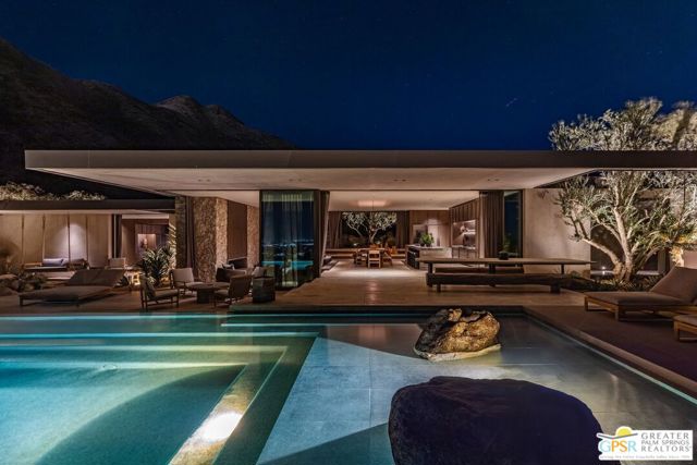 2215 Vista Distancia Court, Palm Springs, CA 92262