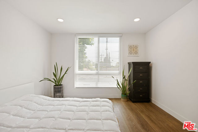 5215 Balboa Boulevard, Encino CA: https://media.crmls.org/mediaz/d5f844cd-0b71-4af0-8151-c19dd58d13ea.jpg