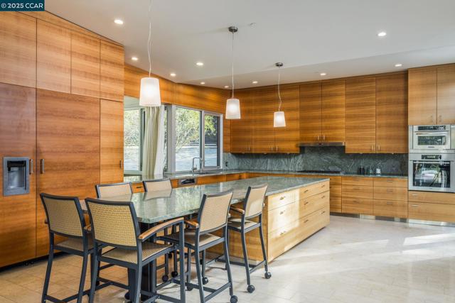 2 Crane Ct, Orinda CA: https://media.crmls.org/mediaz/d5f88d83-5e76-43e3-84b0-cd5ee3ec53f6.jpg