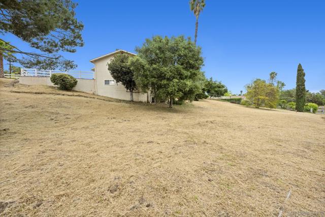 1973 Kinross Ct, Escondido CA: https://media.crmls.org/mediaz/d5f90067-3366-48c1-ba14-e23f7dffe853.jpg