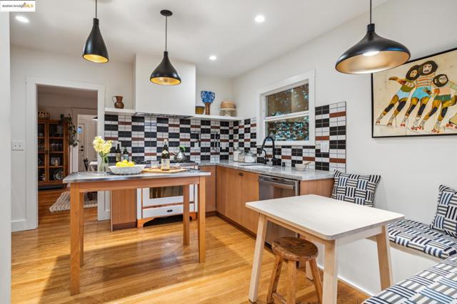 3701 Midvale Ave, Oakland CA: https://media.crmls.org/mediaz/d5f9219a-af19-4d0f-a0fd-08b887e796c7.jpg