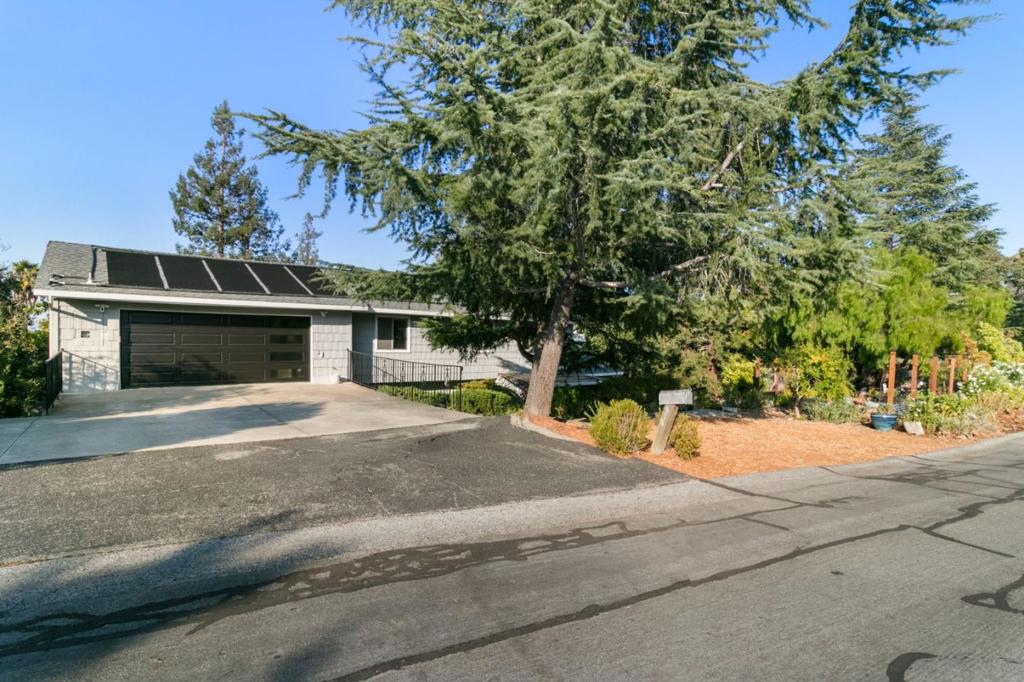 878 Hillcrest Drive