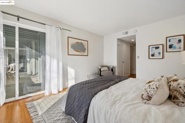 760 Canyon Oaks Dr, Oakland CA: https://media.crmls.org/mediaz/d5fc13eb-977b-4ae0-8b20-7798881888e9.jpg