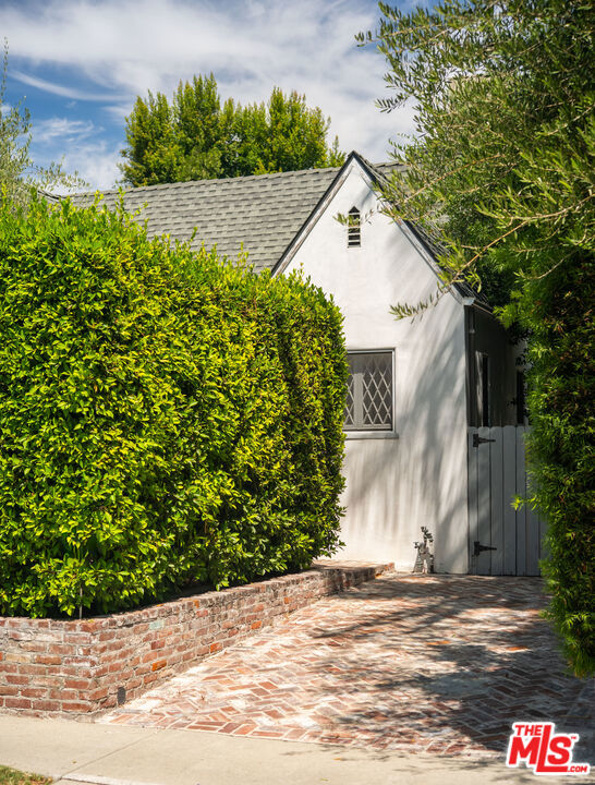 366 Westbourne Drive photo 2