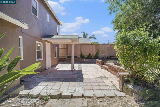 532 Central Ave, Pittsburg CA: https://media.crmls.org/mediaz/d5ff1a96-42b1-42f1-ae07-1c6be95ee30a.jpg
